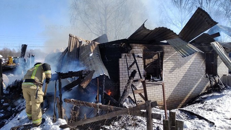 В Кировской области 2-летняя девочка с братом подожгли дом