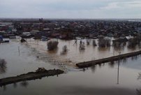 В Оренбургской области прорвало дамбу в двух участках: кировские спасатели помогают местным жителям