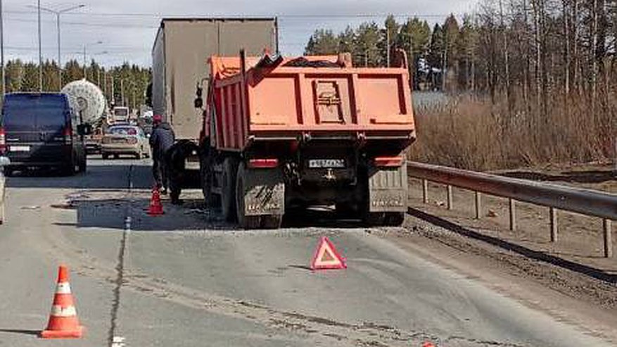 После ДТП с двумя грузовиками частично перекрыли проезд по Советскому тракту
