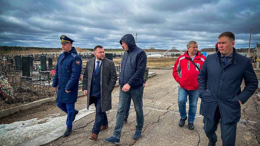 Симаков с прокурором съездили на затопленное кладбище в Кирове