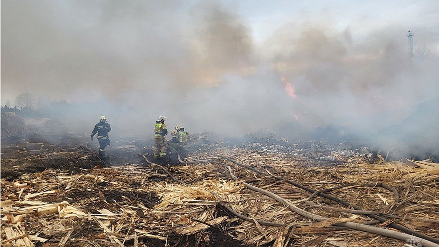 В Кирове несколько часов тушили крупный пожар на Лесозаводской