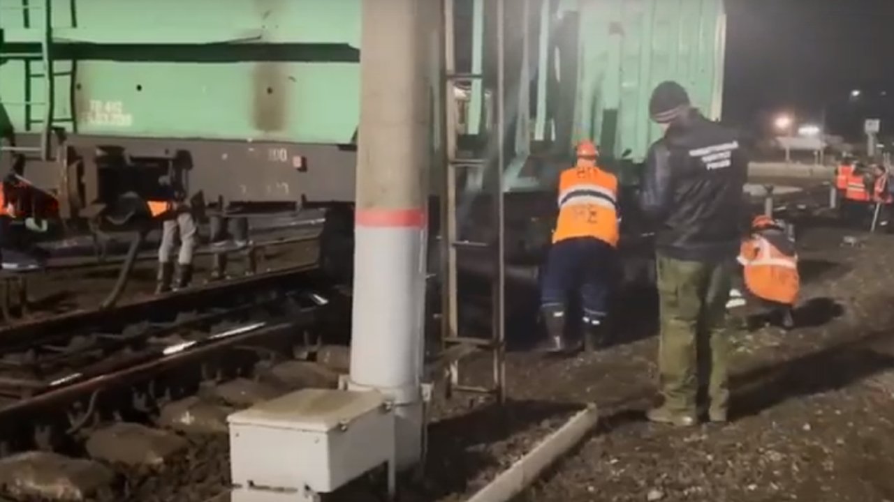 Главная картинка новости: Под Кировом в ночь на 17 апреля сошел с рельсов вагон-лесовоз