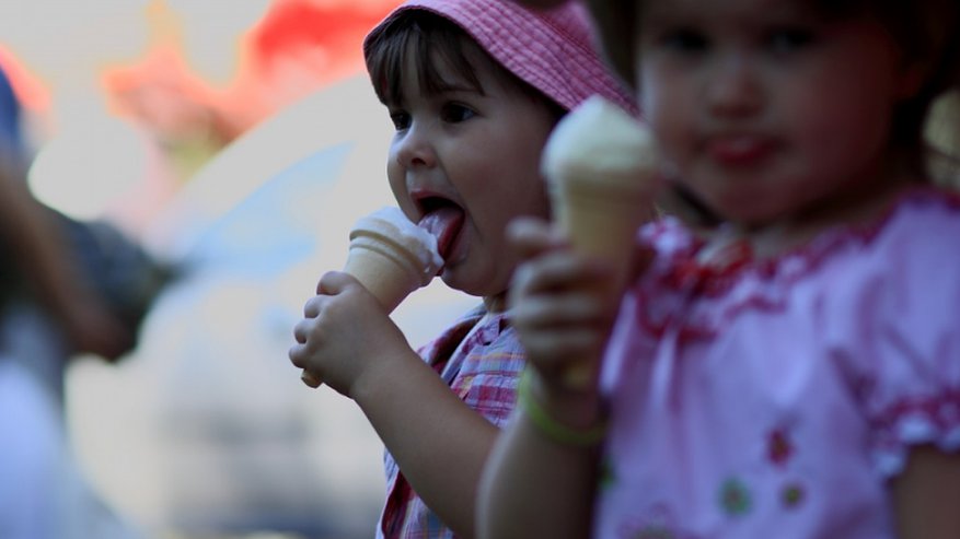 Пломбир, напичканный антибиотиками: эксперты назвали марки мороженого, которые детям нельзя давать