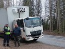 Разом лопнули сразу несколько колес: автоинспекторы помогли водителю большегруза, который застрял в глуши