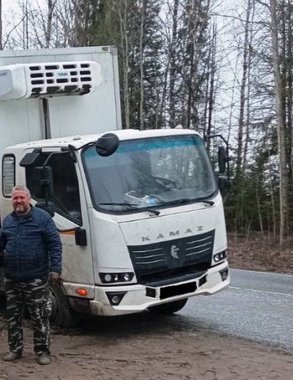 Разом лопнули сразу несколько колес: автоинспекторы помогли водителю большегруза, который застрял в глуши