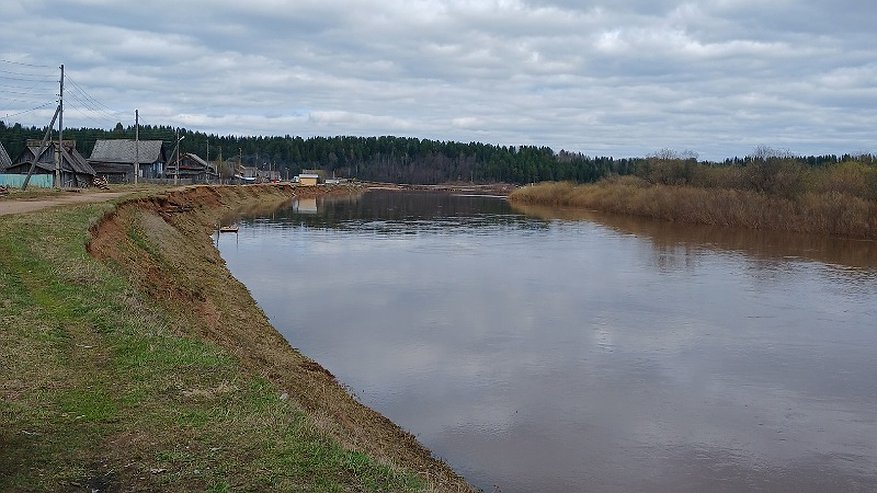 Тела двух мужчин достали из реки в Кировской области
