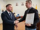 "Мне непонятно, как взрослые мужики могли просто стоять и смотреть": кировчанину вручили благодарность за спасение девочки с карниза