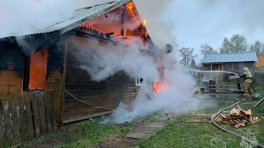 "Добавил жару": из-за газового баллона в Кировской области едва не сгорел целый дом