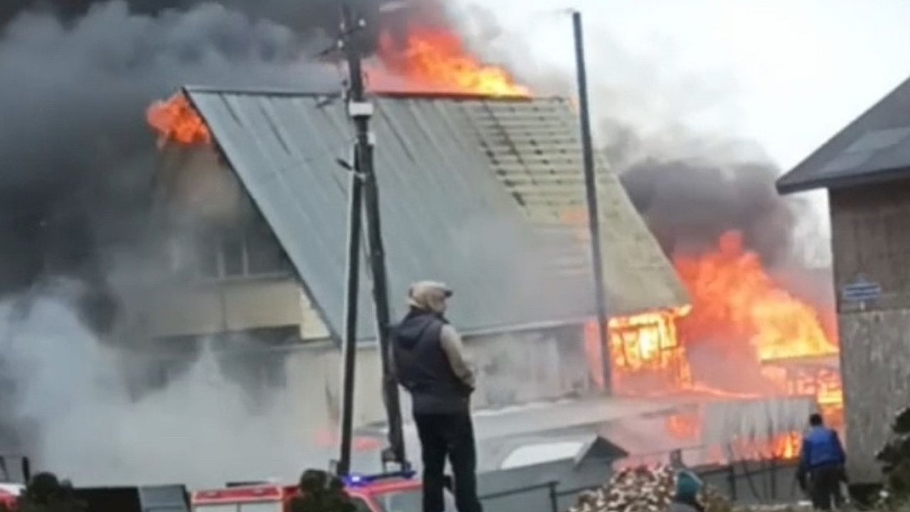 Главная картинка новости: Страшная трагедия: без дома в Кирово-Чепецком районе осталась целая семья