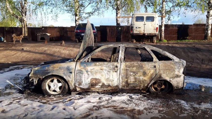 Во время ремонта в гараже вспыхнул автомобиль: владелец получил ожоги