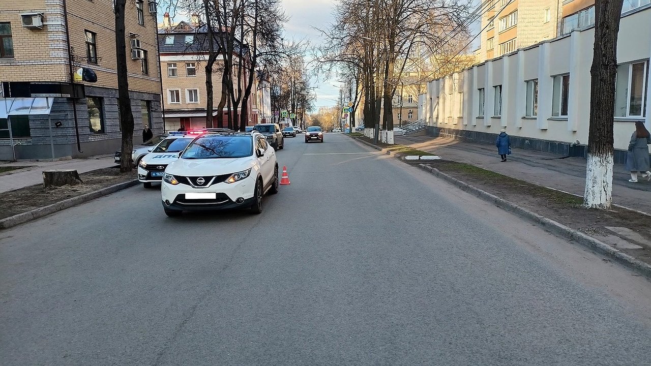 Главная картинка новости: В Кирове "Ниссан" сбил 9-летнюю девочку