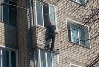 На Луганской спасатели поймали мужчину, который вылез из окна