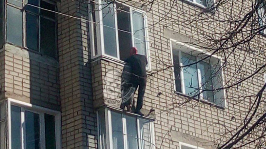 На Луганской спасатели поймали мужчину, который вылез из окна