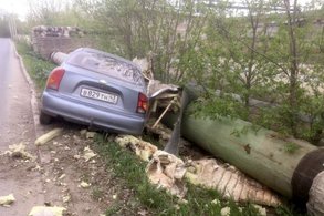 Легковушка врезалась в трубопровод на улице Сормовской в Кирове: водитель сбежал