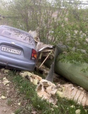 Легковушка врезалась в трубопровод на улице Сормовской в Кирове: водитель сбежал