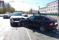 В Кирове "Приора" сбила 19-летнюю девушку и врезалась в две иномарки