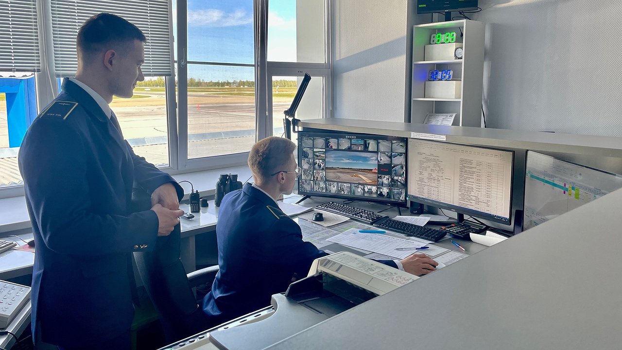 Главная картинка новости: Будущие пилоты из Ульяновска проходят практику в аэропорту Победилово