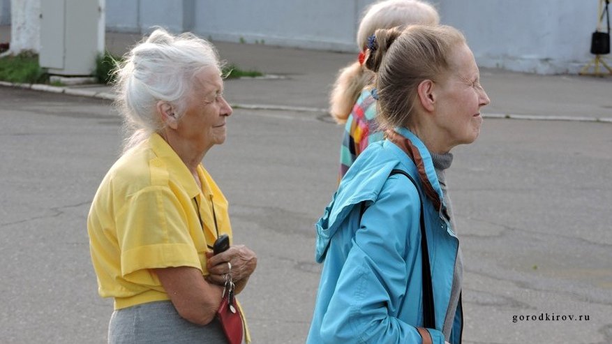 Люди не верят своему счастью: пенсионный возраст в России решили снизить