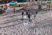 В Пасегово мужчина беспричинно избил детей на детской площадке