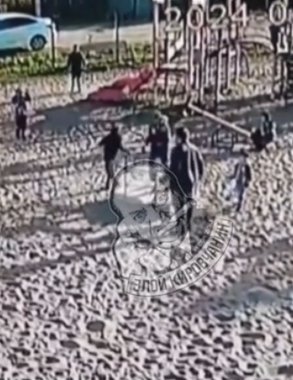 В Пасегово мужчина беспричинно избил детей на детской площадке