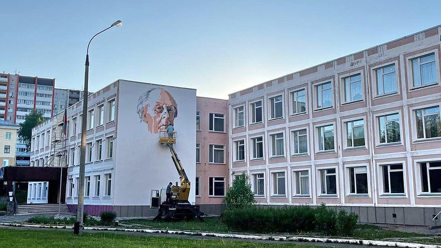 На здание школы №10 к юбилею Кирова наносят огромный мурал
