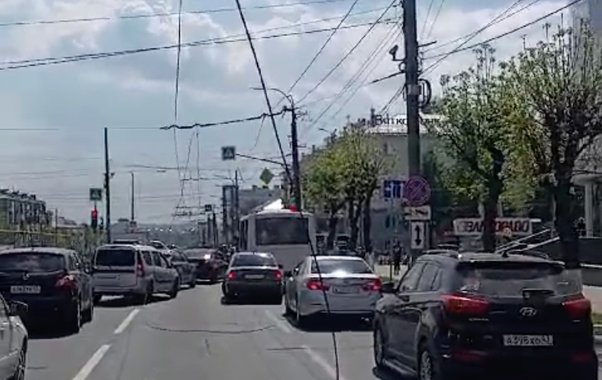 В Кирове троллейбусы изменили свой маршрут из-за обрыва контактных проводов