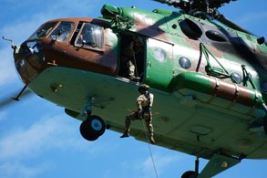 Кировский спецназ отработал десантирование из вертолета