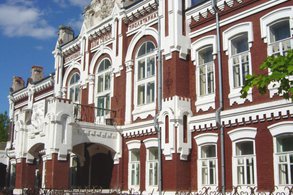 На ремонт фасада Вятской гуманитарной гимназии выделят минимум 40 млн рублей