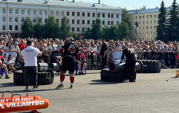 На Театральной площади прошел турнир по силовому экстриму