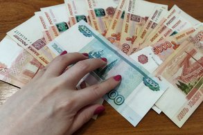 В Белой Холунице пенсионерка отдала мошенникам более миллиона рублей