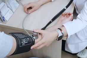 Как снизить риск сердечно-сосудистых заболеваний, рассказывает кардиолог-липидолог клиники «Наедине»
