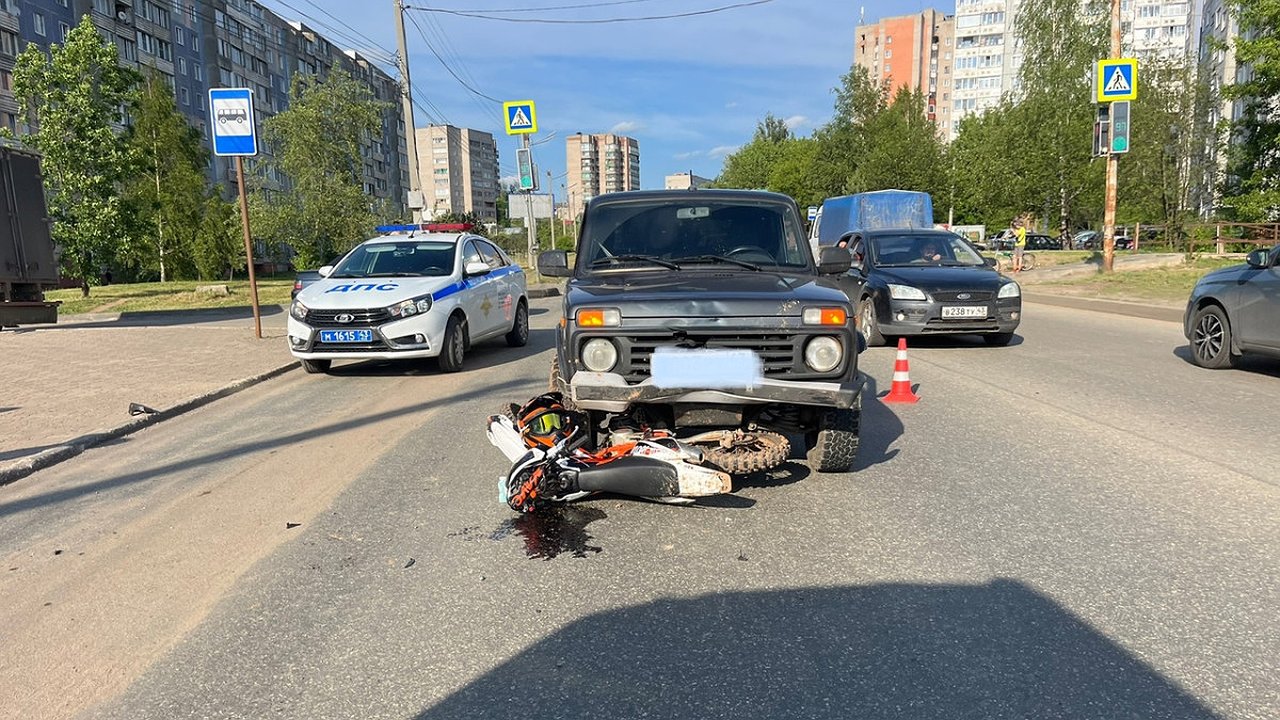 Главная картинка новости: В Кирове женщина на «Ниве» столкнулась с мотоциклистом