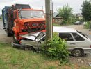 В Слободском мусоровоз придавил к столбу "Ладу" с двумя молодыми девушками