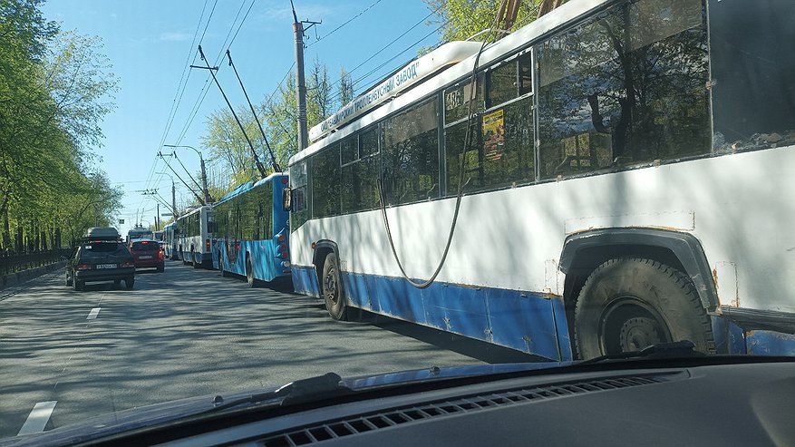 Главная картинка новости: В Кирове на Московской в двух места оборвалась контактная сеть для троллейбусов