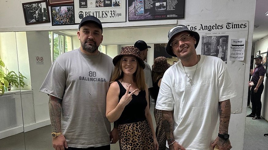 Главная картинка новости: В Москве кировские фанаты подарили Басте и Гуфу грибы