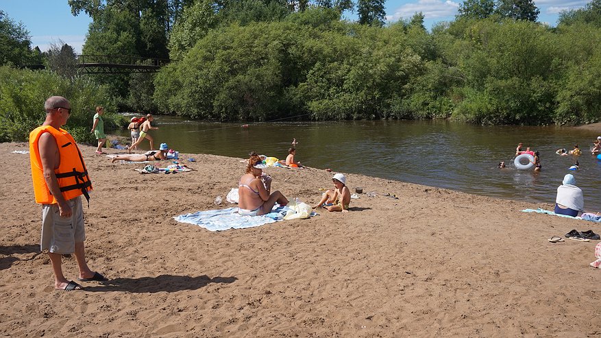 Главная картинка новости: В Даровском дежуривший на пляже спасатель помог тонувшему ребенку