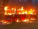 "Автобуса с нами больше нет": в Кировской области сгорел глэмпинг из старого транспортного средства