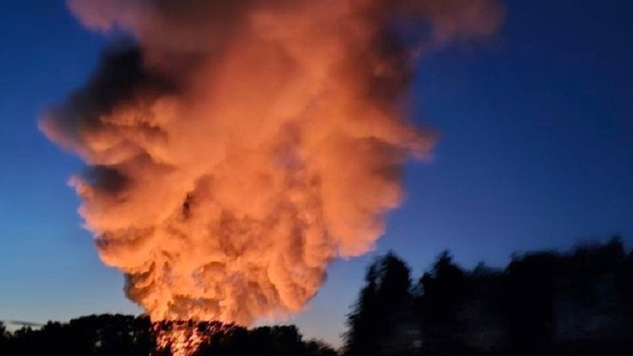 Главная картинка новости: В Кирове всю ночь тушили крупный пожар в гаражных боксах в микрорайоне Радужный