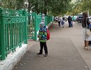 Дальше забора нельзя: родители кировских первоклассников в возмущении - их не пускают на линейку в школу