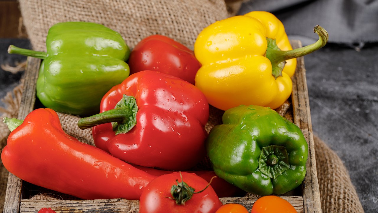 Главная картинка новости: Секреты успешного выращивания перца: 5 простых способов продлить его плодоношение