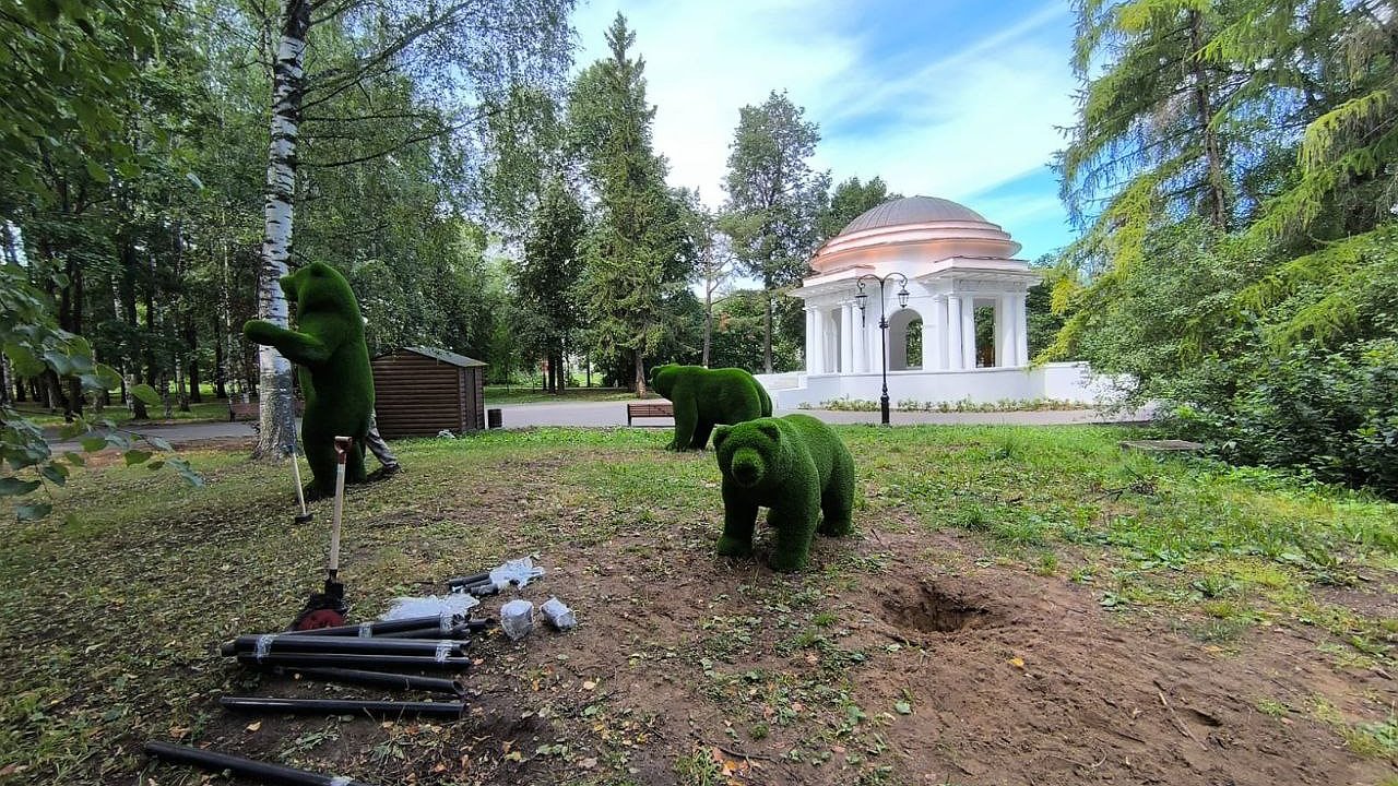 Главная картинка новости: В Александровском саду появились «мишки»