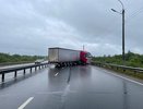В Кирове фура въехала в ограждение и перекрыла проезд по трассе