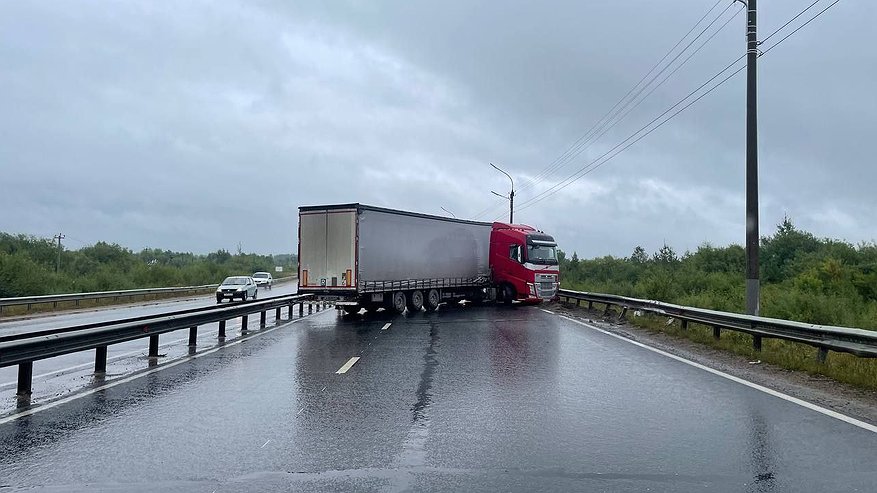 Главная картинка новости: В Кирове фура въехала в ограждение и перекрыла проезд по трассе