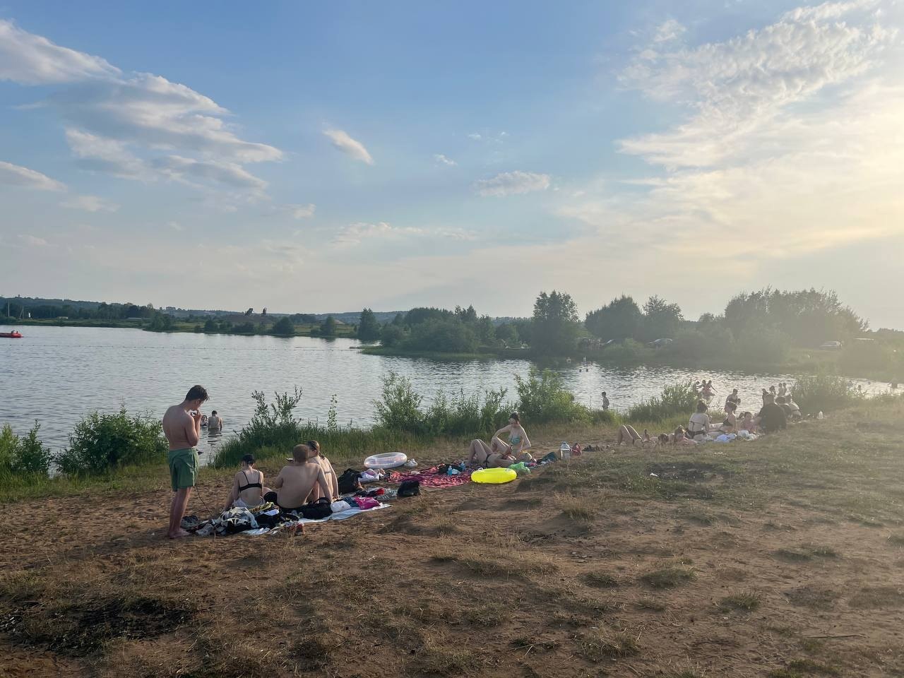 На городском пляже в Кирове начали убирать элементы отдыха