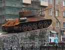В Кирове танк Т-34 накрыли зеленой сеткой из-за неприглядного вида