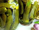 Огурцы в банках будут всегда хрустящие: один секретный плод играет главную роль при засолке