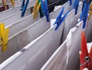 Стакан на стирку и одежда белоснежная: что нужно добавить в стиралку вместе с порошком