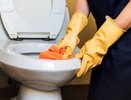 Хватает всего 3 капель: очищаем ржавчину и налет на унитазе средством из домашней аптечки