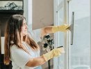 Мойщики окон добавляют в воду один белый порошок - никаких разводов: стекла кристально чистые