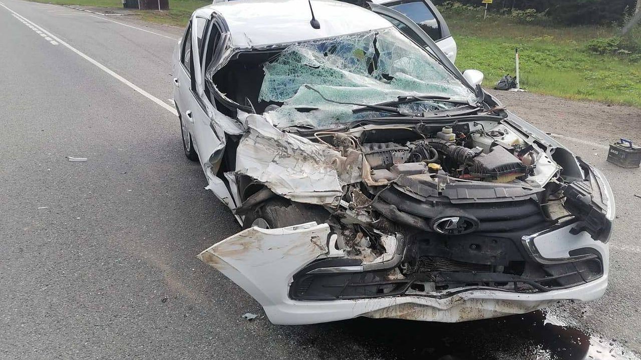 Главная картинка новости: Под Кировом столкнулись УАЗ и «Лада»: пострадали шесть человек